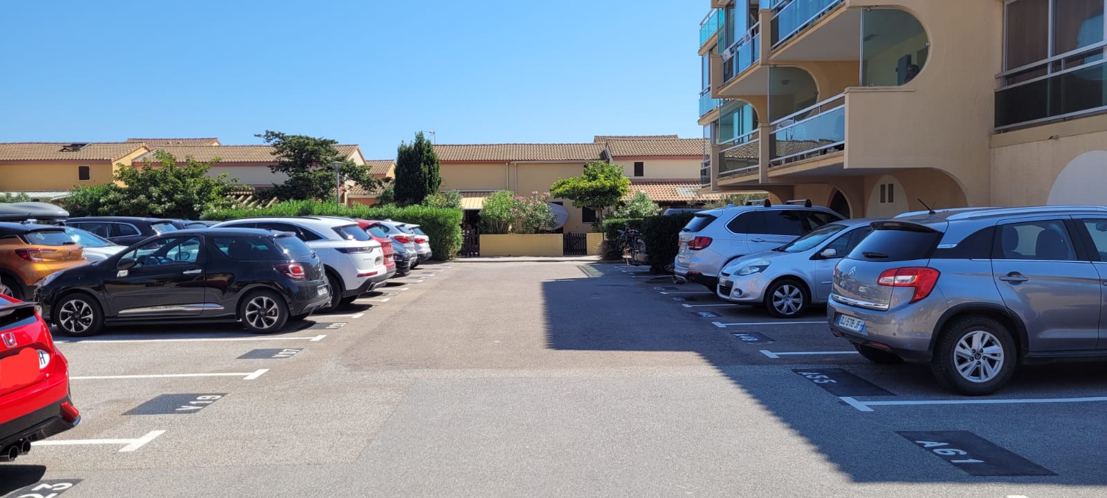 Parkplatz Richtung Haus